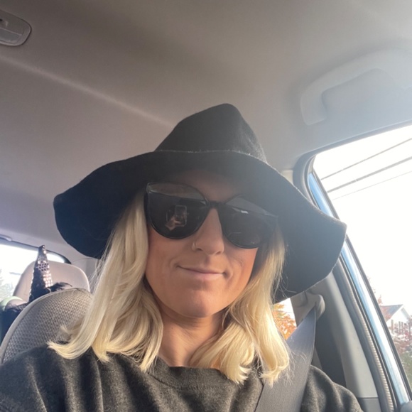 Meet your Posher, April - Picture 2 of 2